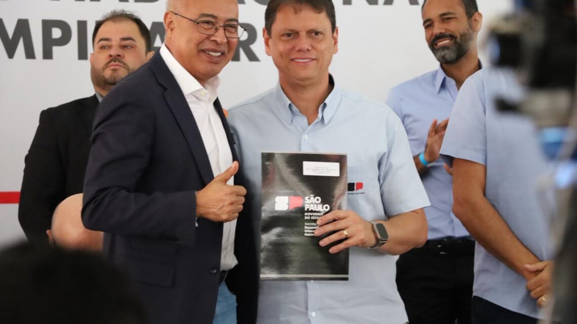 Entrega de títulos de legitimação fundiária para famílias do Jd. Primavera fortalece política de habitação em Hortolândia