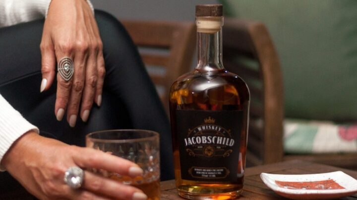 Licor de whiskey americano chega ao mercado brasileiro
