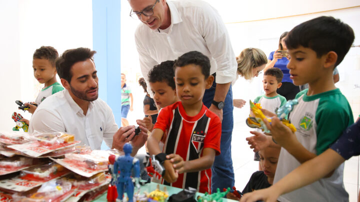 Prefeitura de Santa Bárbara realiza entrega de brinquedos, tablets e calçados recebidos por meio de parceria com a Receita Federal