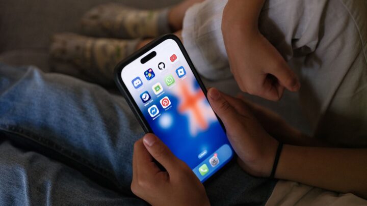 Restrição de redes sociais para menores avança no mundo e pressiona Brasil por regras mais rígidas
