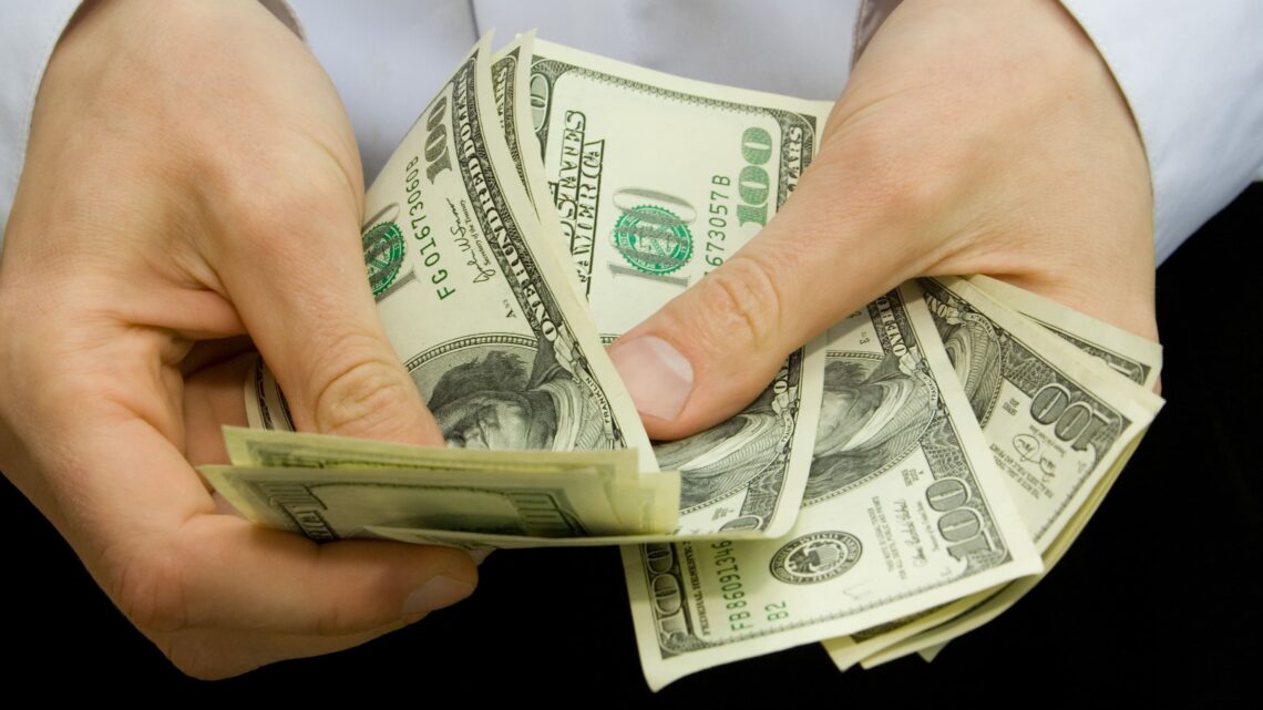 Dólar fecha última sessão aos R$ 4,91