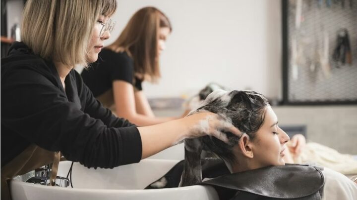 Salões brasileiros adotam ciência no cuidado capilar