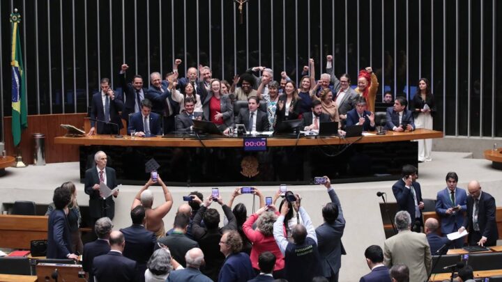 Câmara dos Deputados aprova PEC que extingue Escala 6×1 e reduz jornada para 40 horas semanais