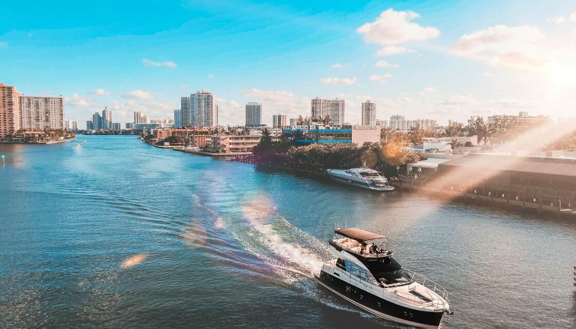 Agência oferece passeios de barco para turistas em Miami