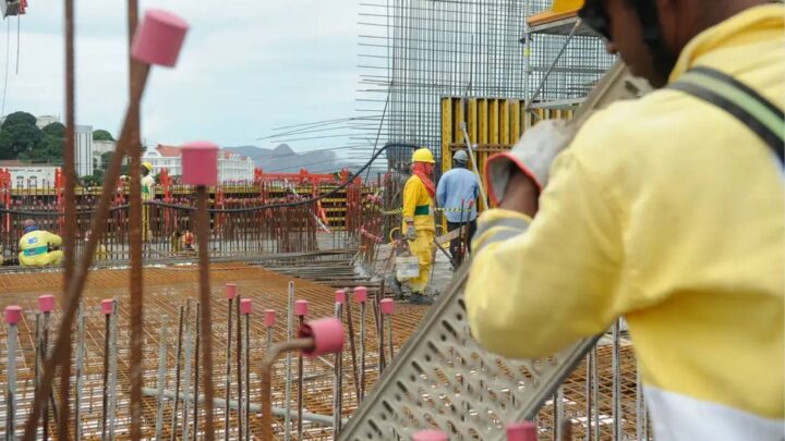 Industrialização pode acelerar obras e elevar produtividade da construção civil; aponta estudo da CNI