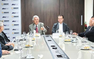 Caiado apresenta propostas para comunicação, segurança e economia em encontro da ABERT e ANJ