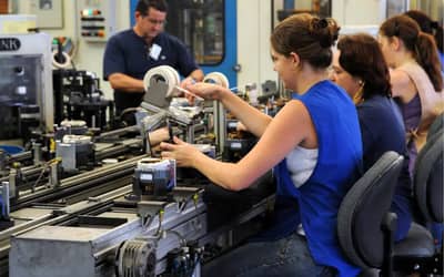 Juros altos restringem acesso ao crédito e reduzem competitividade industrial, aponta CNI