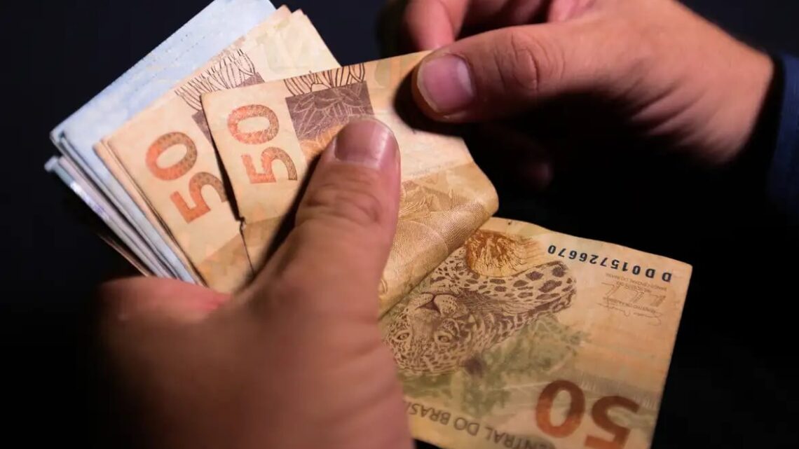 Reajuste do mínimo em 2026 custará R$ 4,28 bilhões aos municípios