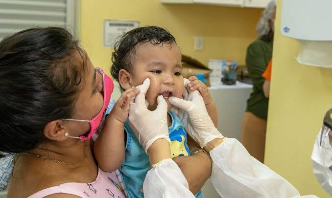 Julho Laranja: 6 dicas para proteger a saúde bucal das crianças desde os primeiros anos de vida