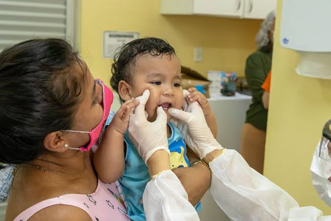 Julho Laranja: 6 dicas para proteger a saúde bucal das crianças desde os primeiros anos de vida