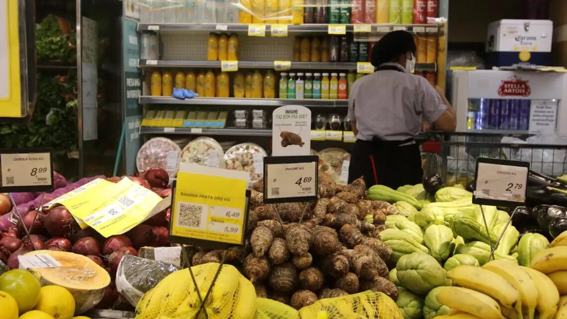 Intenção de consumo das famílias recua em agosto, aponta CNC