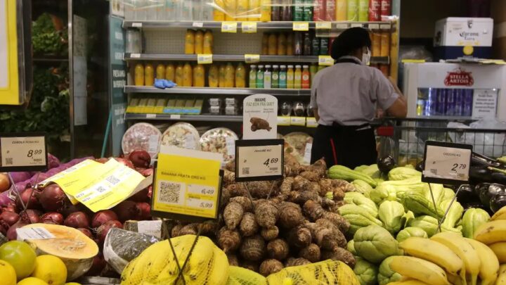 Intenção de consumo das famílias recua em agosto, aponta CNC