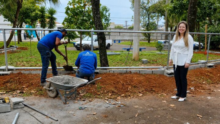 Jacira acompanha obras de implantação de espaço pet na Praça Melvin Jones
