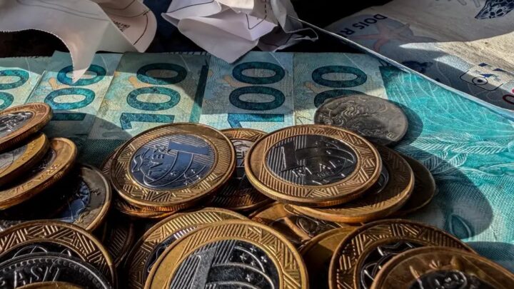 Arrecadação federal soma R$ 235,5 bilhões em agosto, impulsionada pelo setor de petróleo e gás