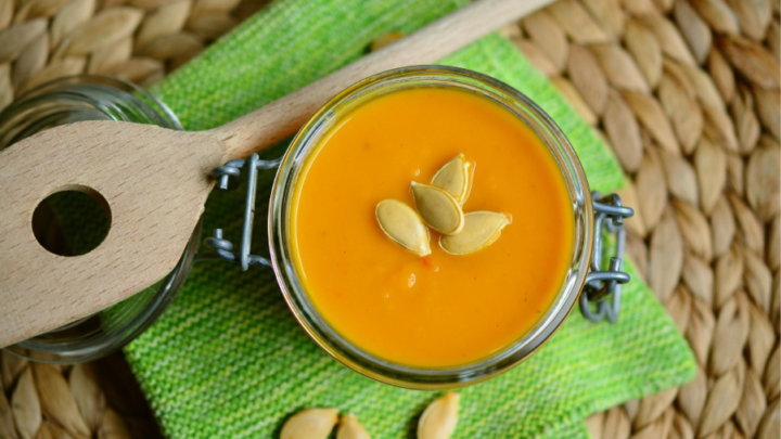 Caldo funcional pós-treino combina proteína e carboidratos em uma receita prática para a recuperação