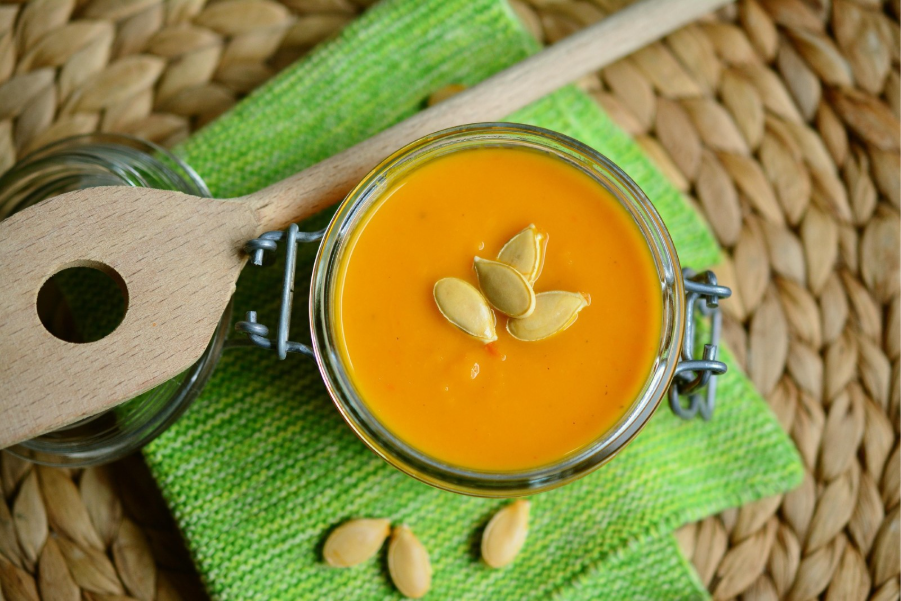Caldo funcional pós-treino combina proteína e carboidratos em uma receita prática para a recuperação
