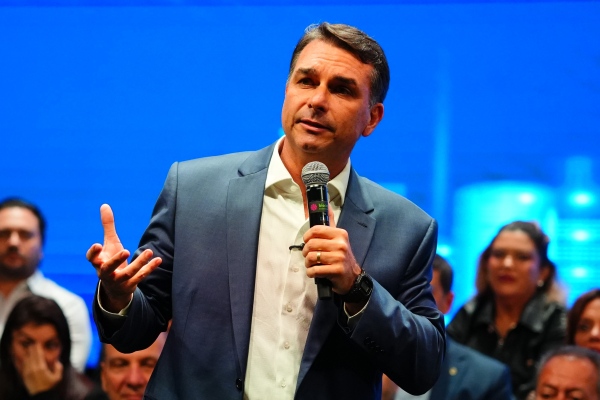 URGENTE: Polícia Federal suspeita que Flávio Bolsonaro fugiu para os EUA na noite desta segunda-feira