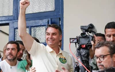 Flávio Bolsonaro lidera 12 de 13 pesquisas e tem 82% de chance de vitória, aponta estudo