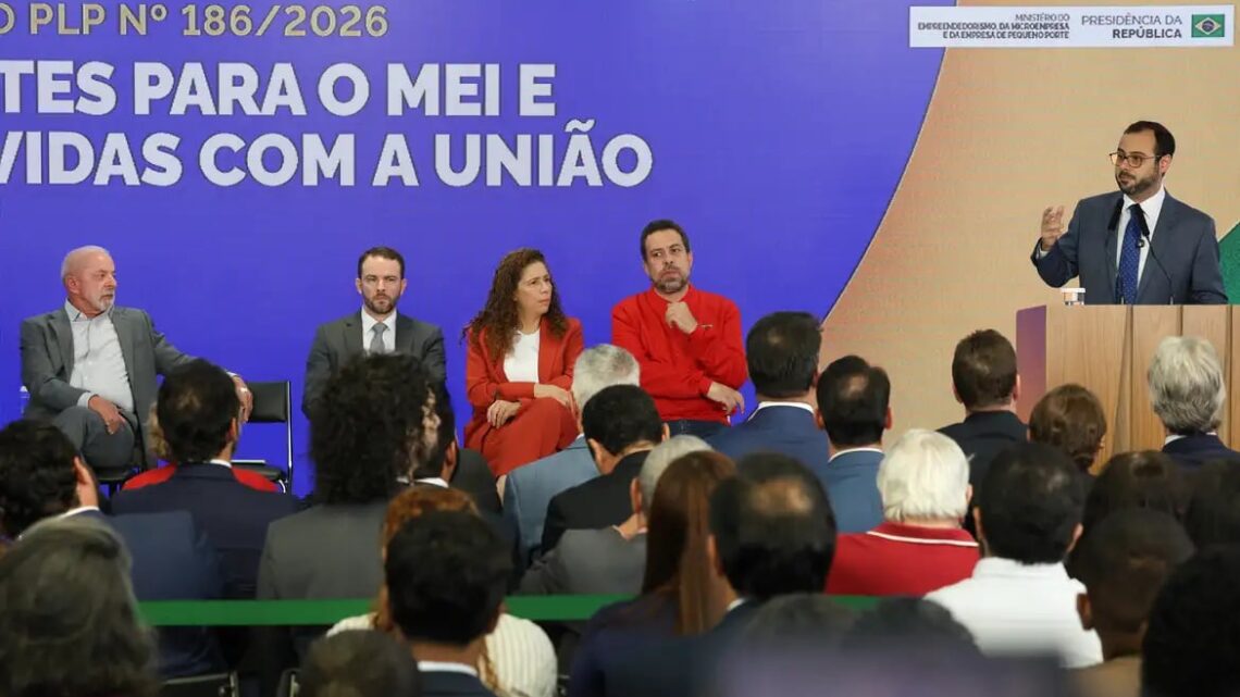 Lula sanciona lei que eleva teto do MEI e perdoa dívidas federais